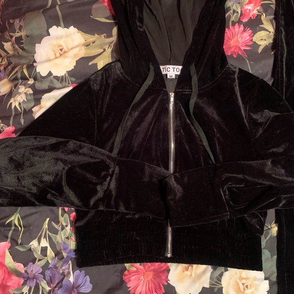 Matching sweat suit! - Picture 2 of 7